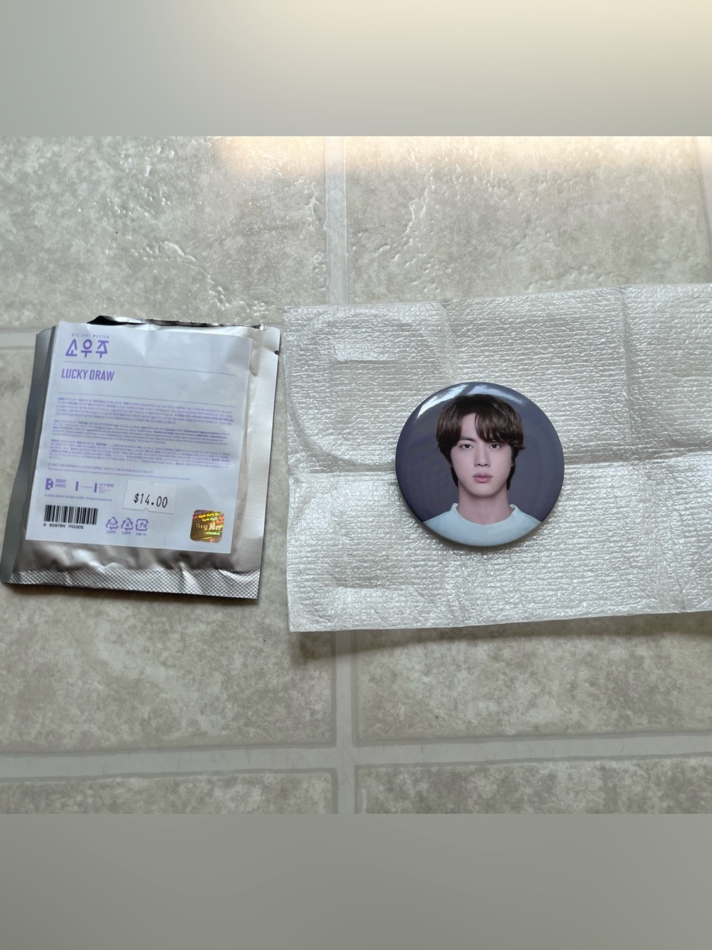 Jin BTS 2021 Muster Sowoozoo Lucky Draw Badge HYBE K-Pop